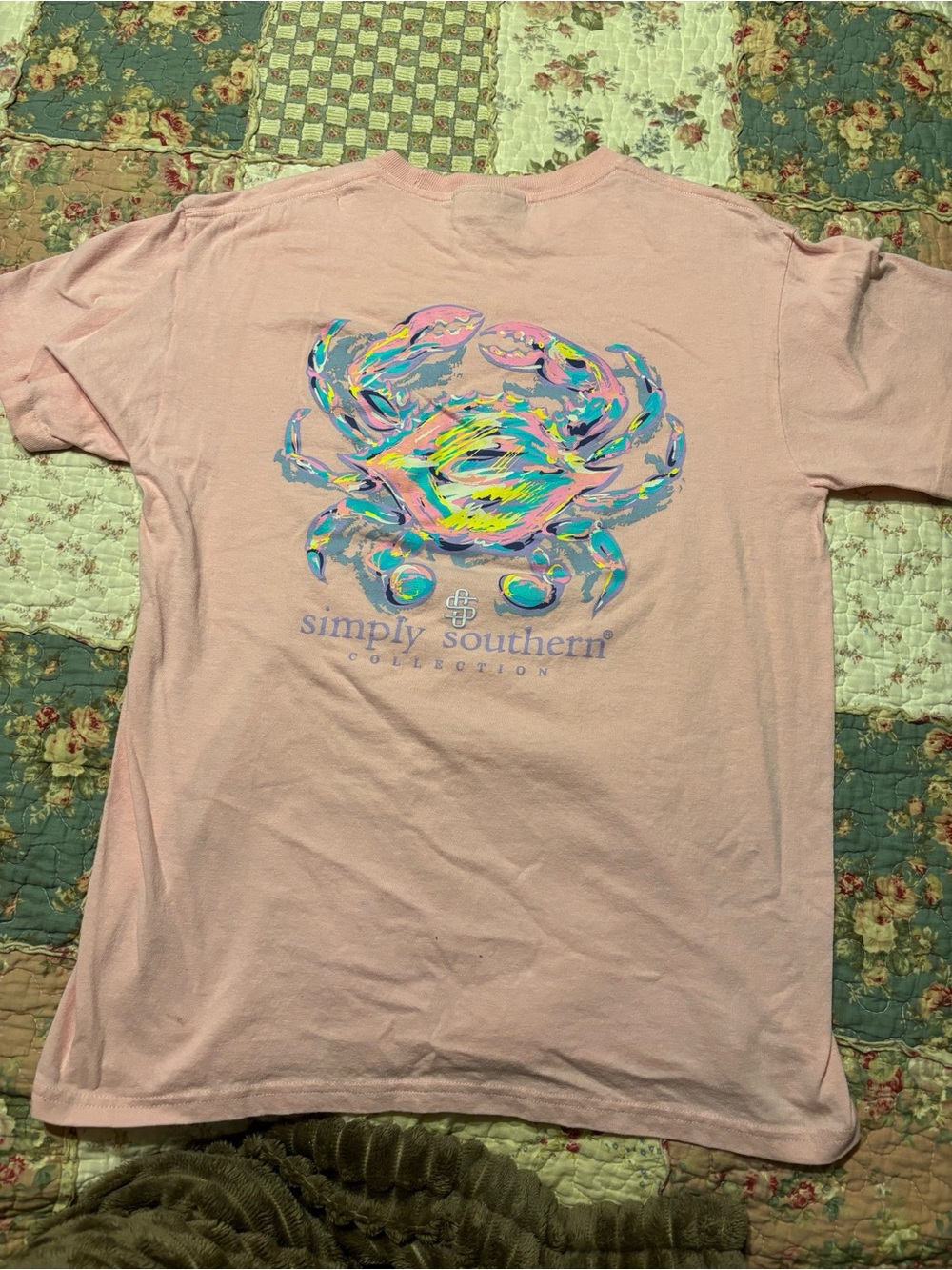 Simply Southern Pink Tee with Multicolor Crab Graphic Medium